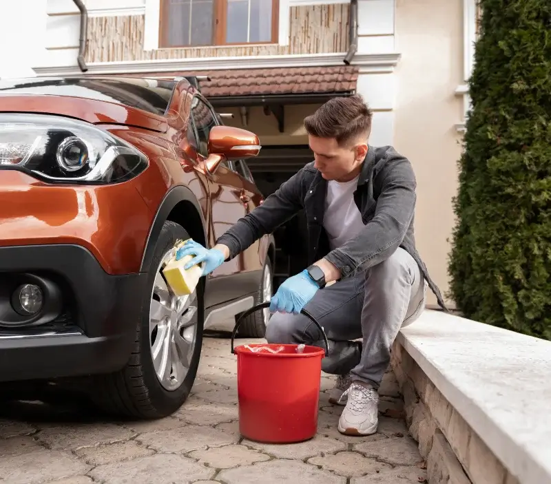 Lavage auto à domicile Plaine-et-Vallées : professionnel intervenant sur un véhicule